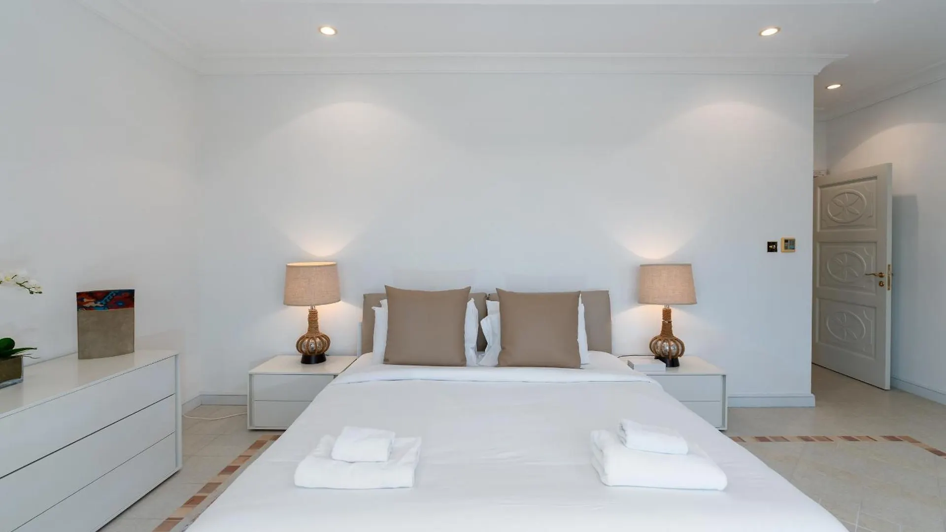 Villa Frond M, Beachfront Villa, Palm Jumeirah - Mint Stay Dubai