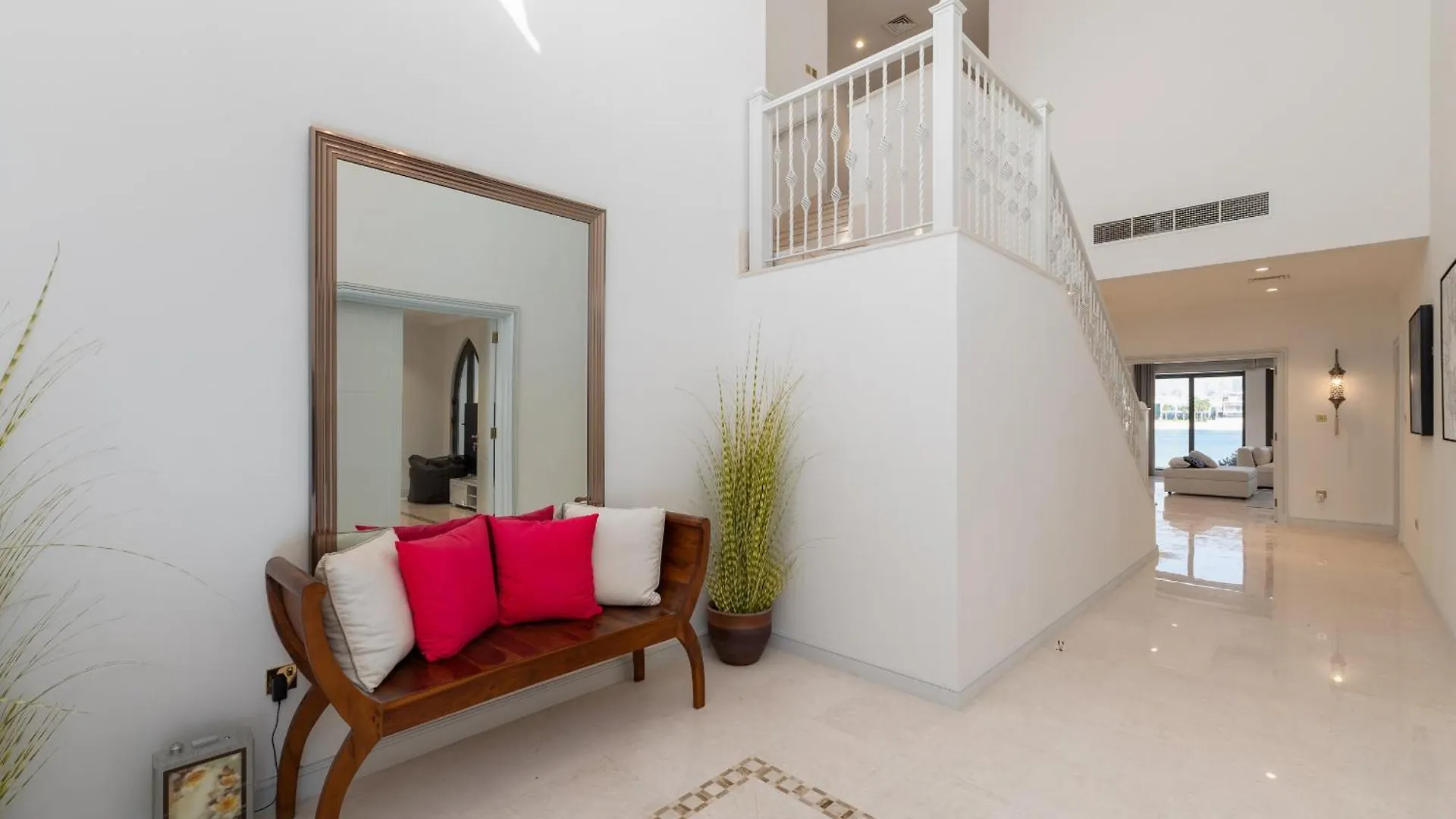 Villa Frond M, Beachfront Villa, Palm Jumeirah - Mint Stay Dubai