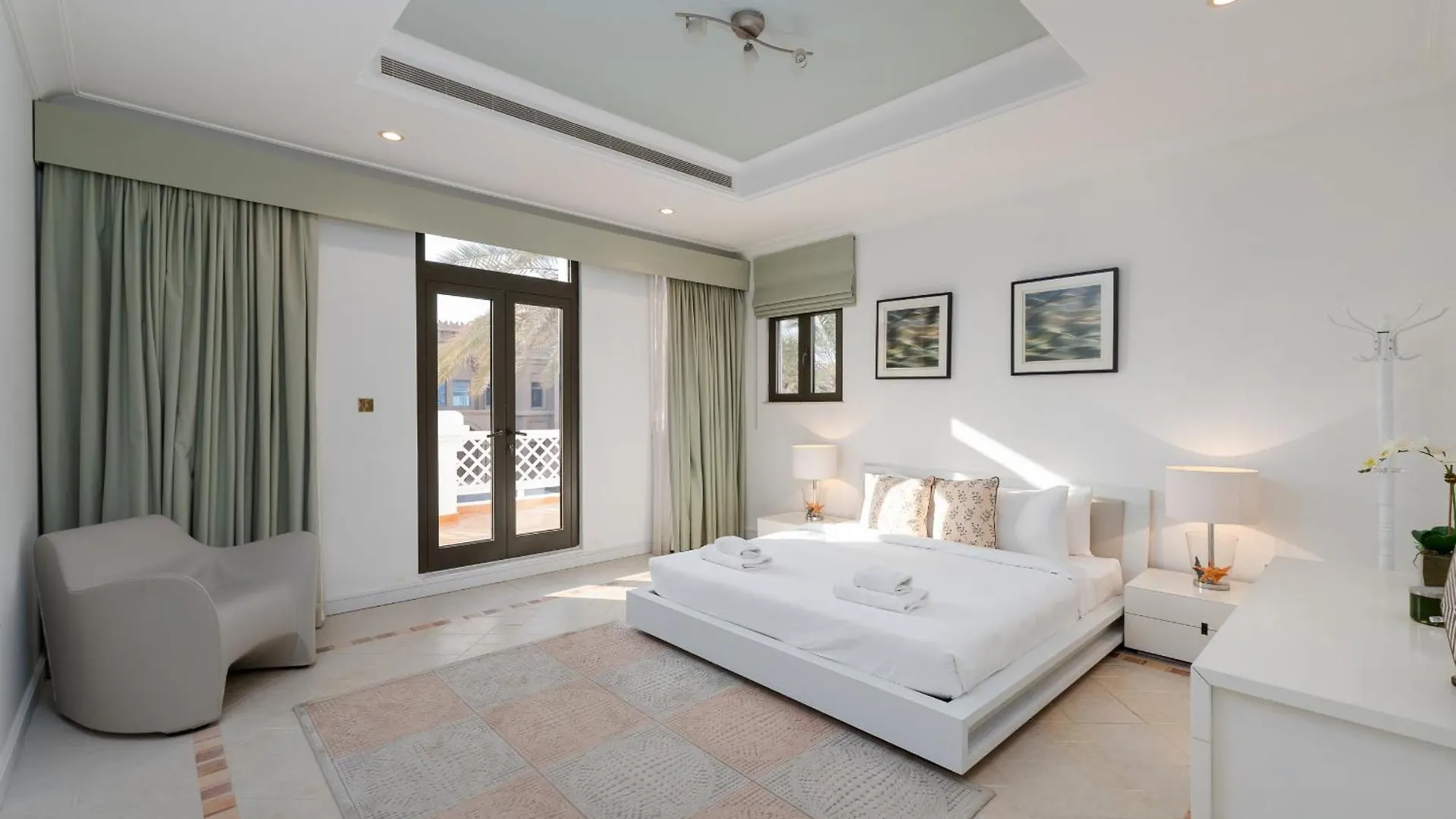 Frond M, Beachfront Villa, Palm Jumeirah - Mint Stay Dubai Villa