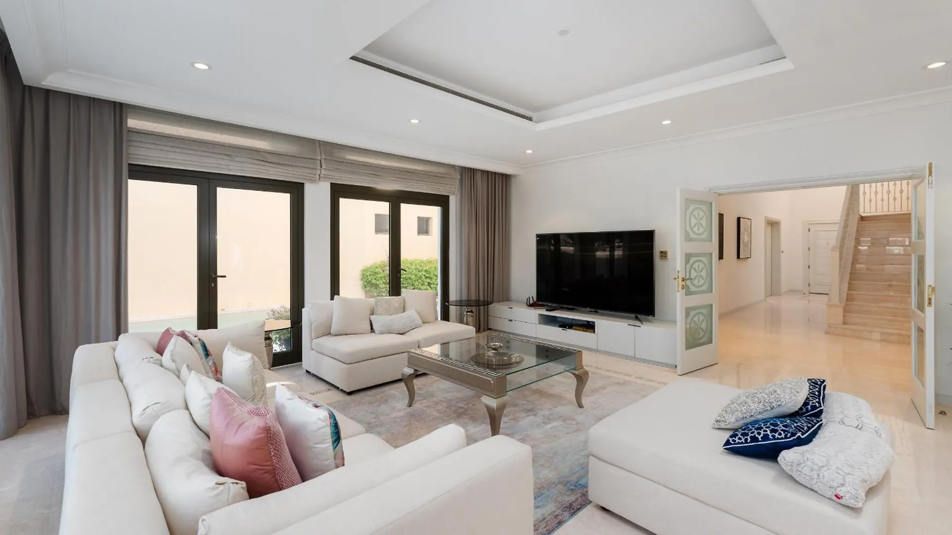 Frond M, Beachfront Villa, Palm Jumeirah - Mint Stay Dubai Villa